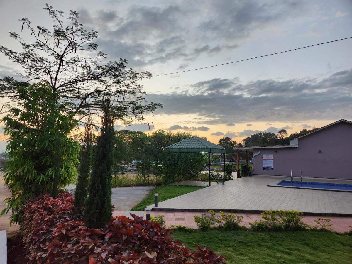 Hillrock Resort & Villas, Neral-카르자트 외부 사진